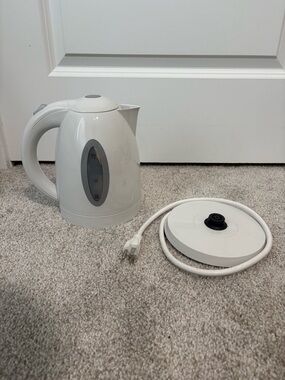 OVENTE White Electric Kettle